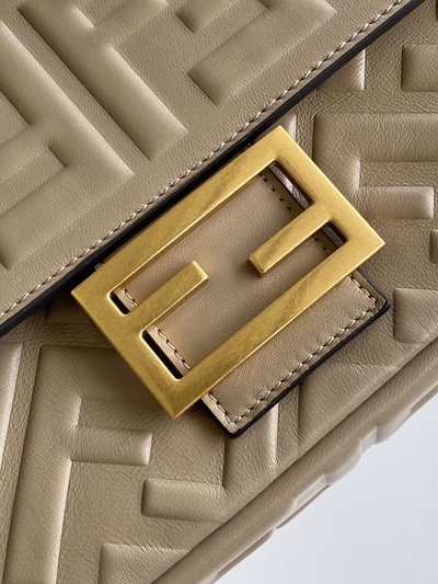 フェンディバッグ着用イメージ